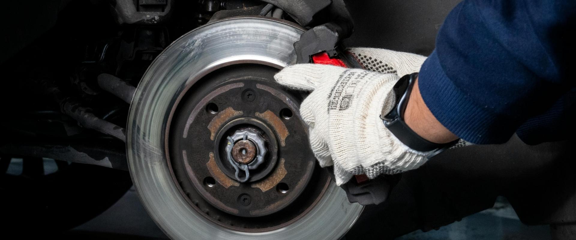 Mecânico instalando pastilhas de freio novas em um sistema de freio a disco de alta performance