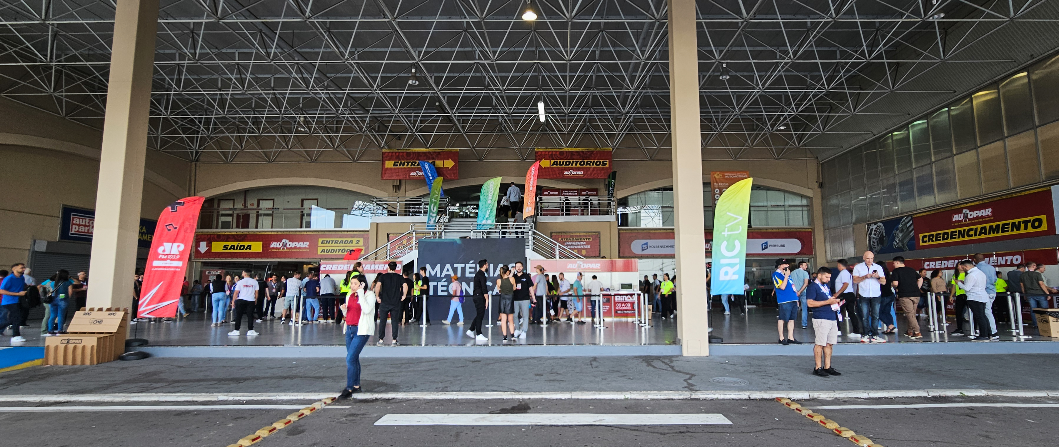 Dois empresários do setor automotivo fechando negócios e apertando as mãos em uma feira de peças