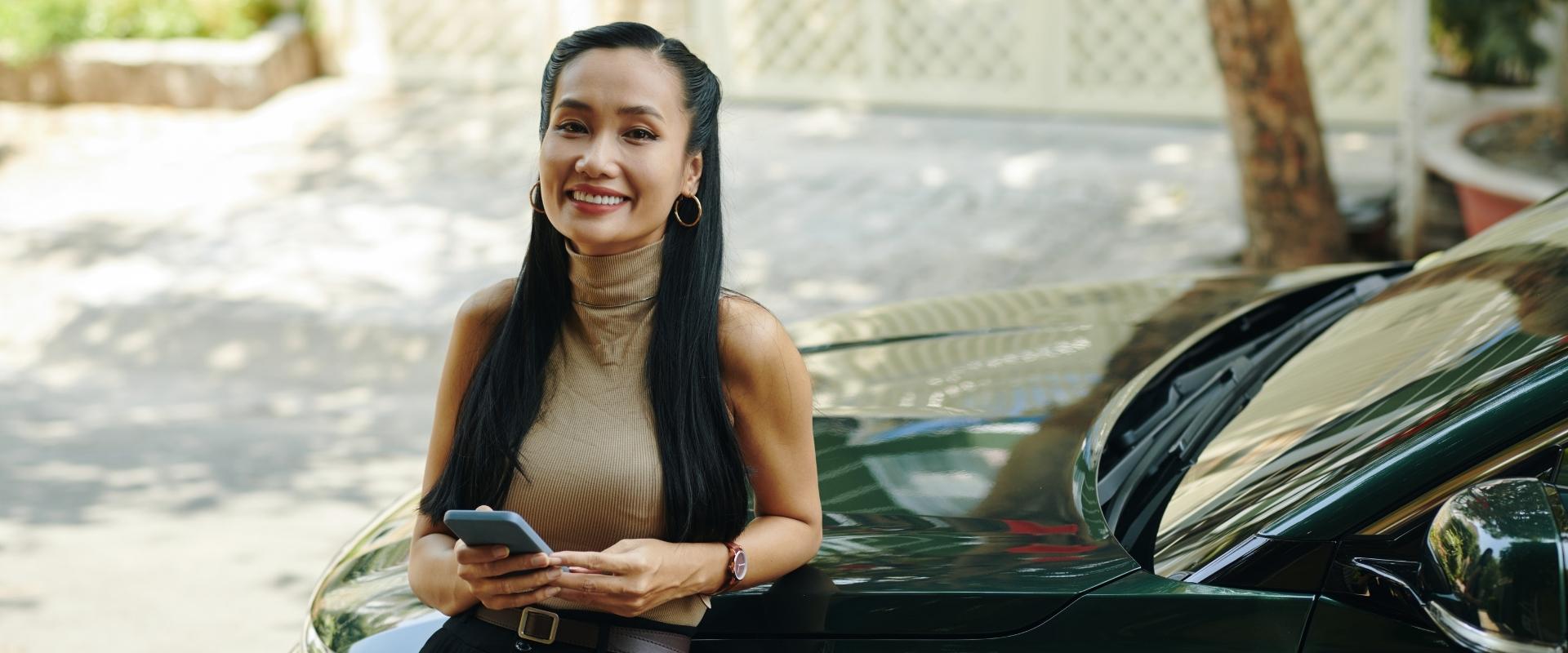 Lojista de autopeças e mecânico analisando um catálogo de peças de reposição para veículos híbridos no balcão