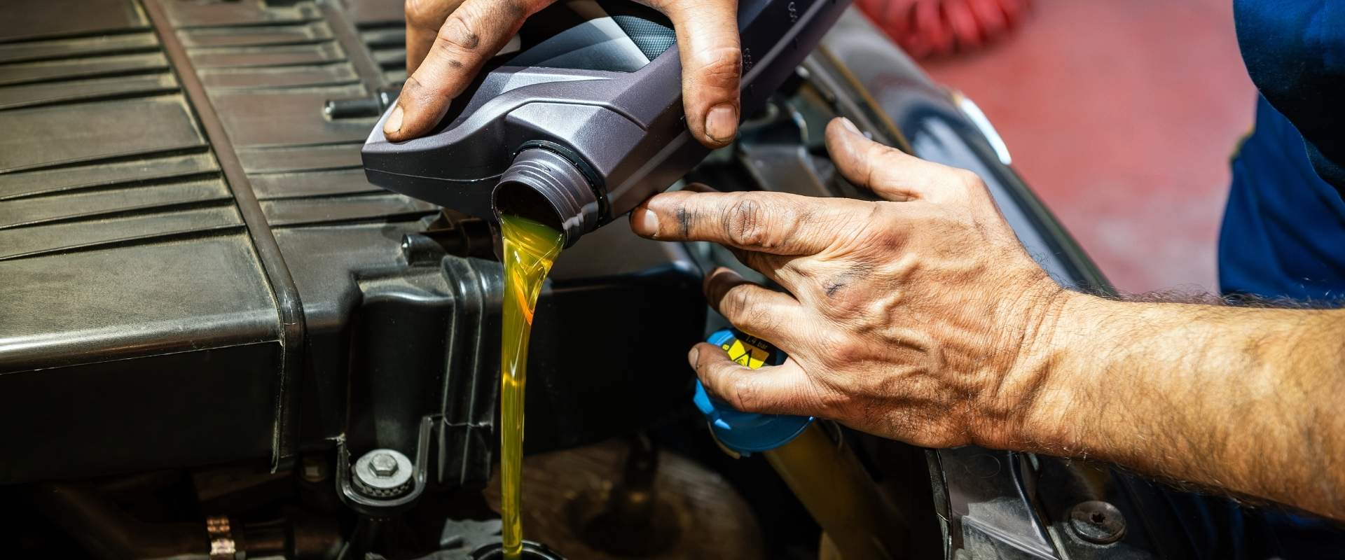 Prateleira iluminada da distribuidora Fuskão mostrando embalagens de aditivos de arrefecimento e óleos de alta performance