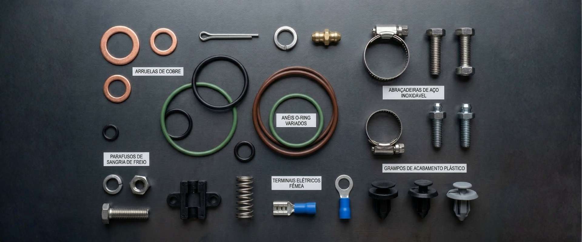 Balconista de autopeças entregando um kit de reparo de pinça de freio para um mecânico